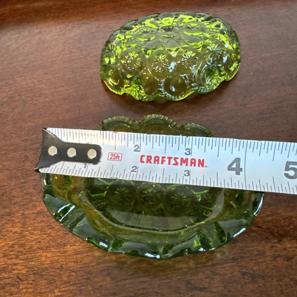 2 - 4.25" L.E. Smith MOON & STARS Green Glass Ashtray Trinket Vanity Dish VNTG - Picture 4 of 7